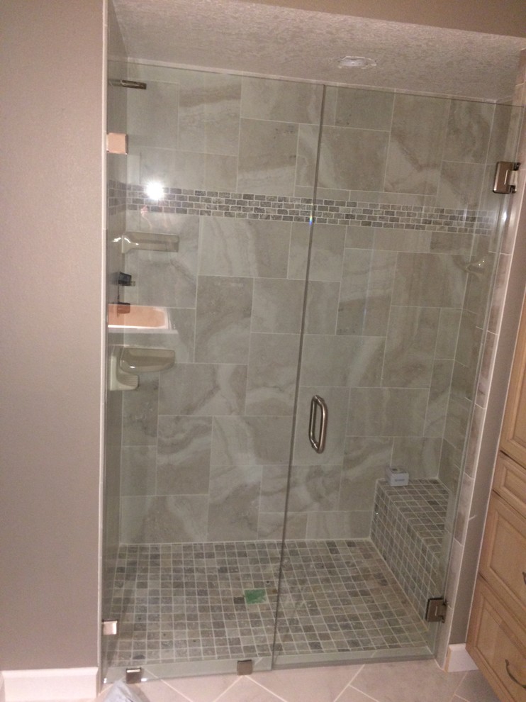 Photo of a mid-sized contemporary master bathroom in Tampa with porcelain tile, a curbless shower, multi-coloured tile and mosaic tile floors.