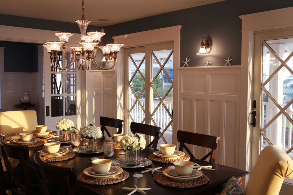This is an example of a traditional dining room in Philadelphia.