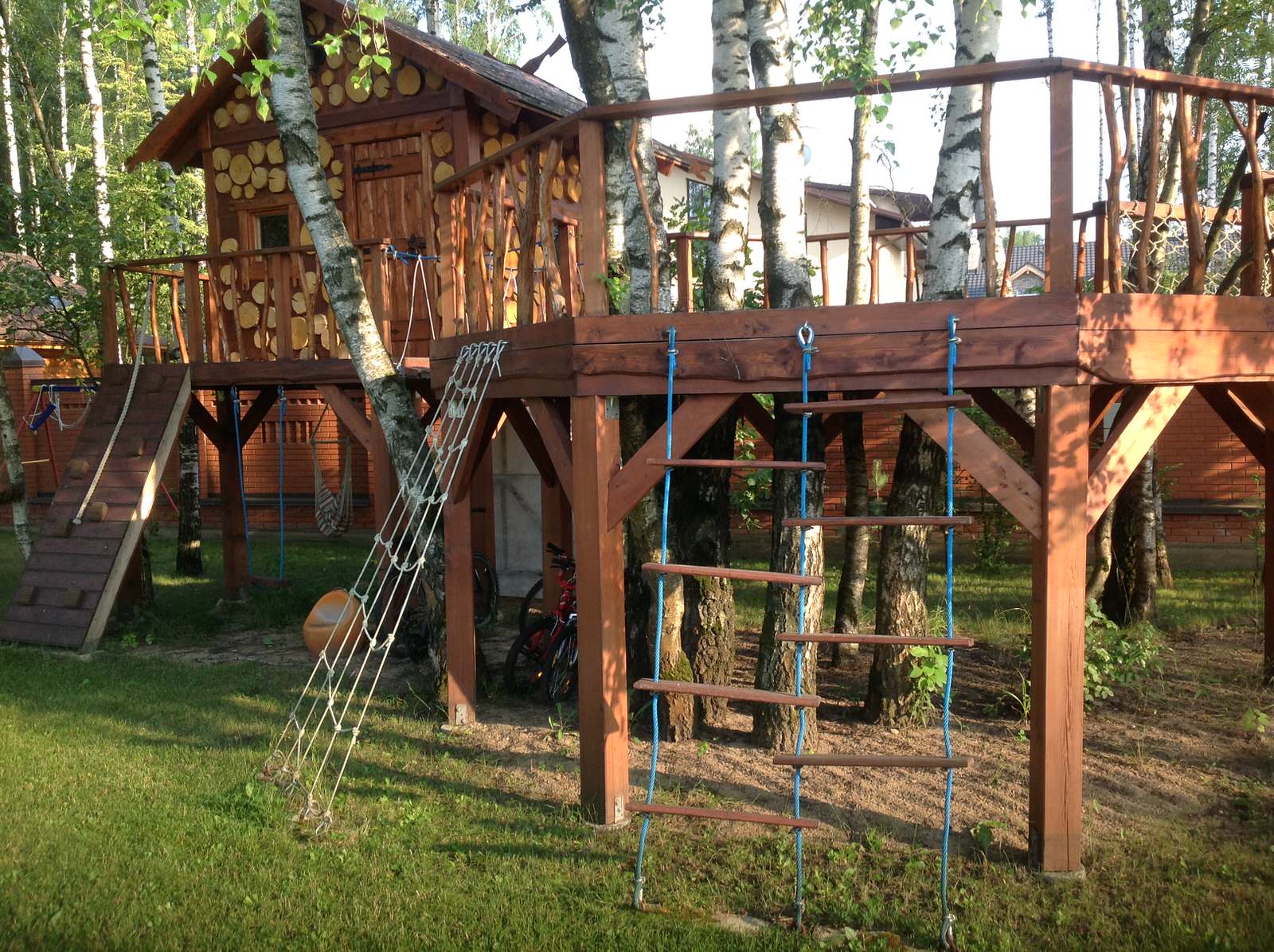 Сад с водоемом и террасой