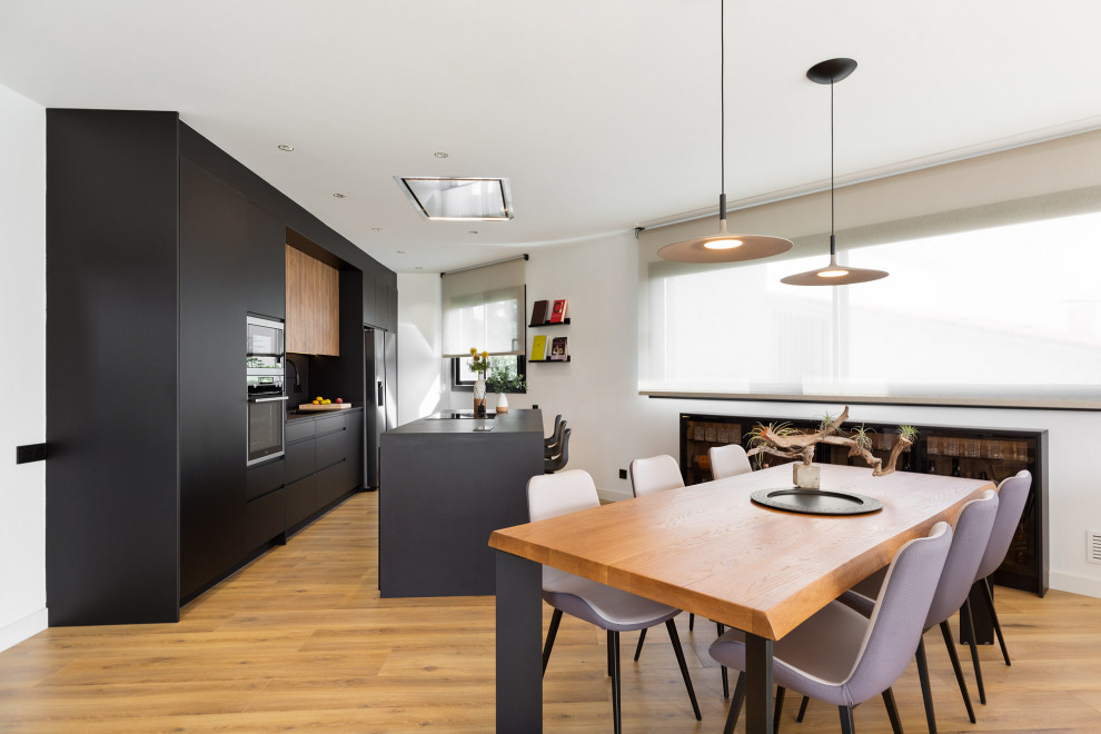 Modelo de comedor minimalista de tamaño medio abierto con suelo de madera en tonos medios, suelo marrón y paredes grises