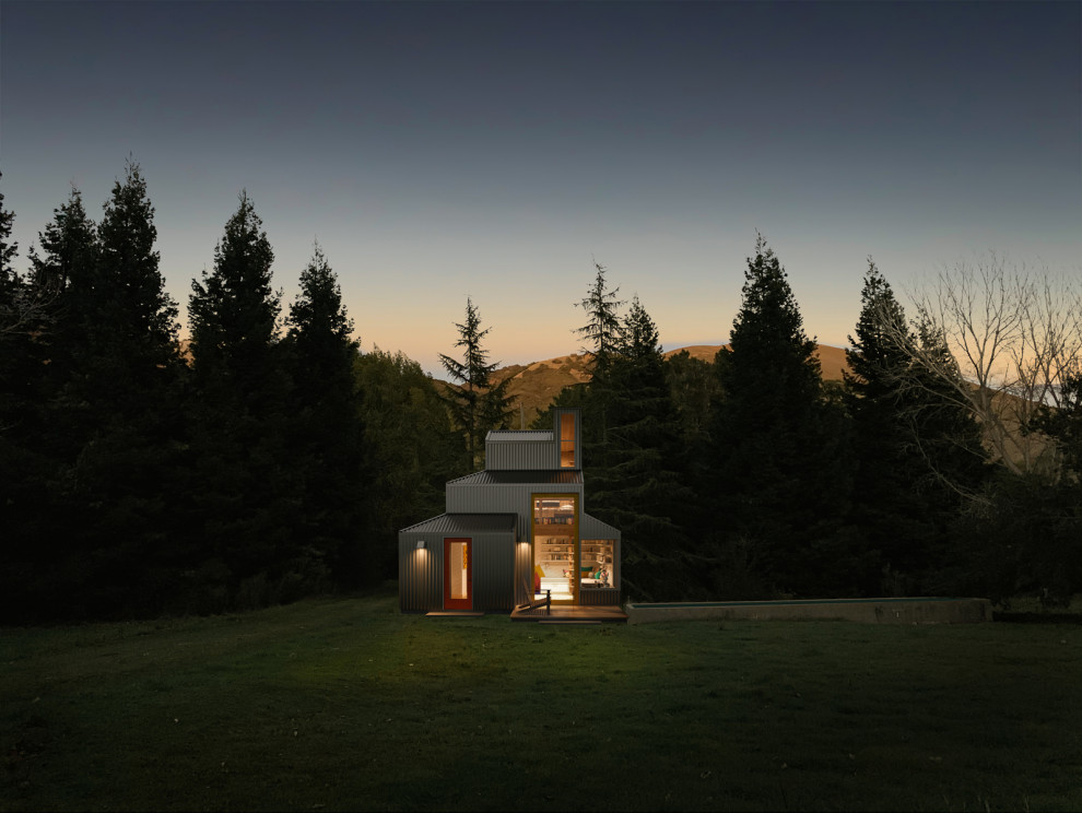 Идея дизайна: маленький мини дом в стиле шебби-шик с облицовкой из металла, двускатной крышей и металлической крышей для на участке и в саду