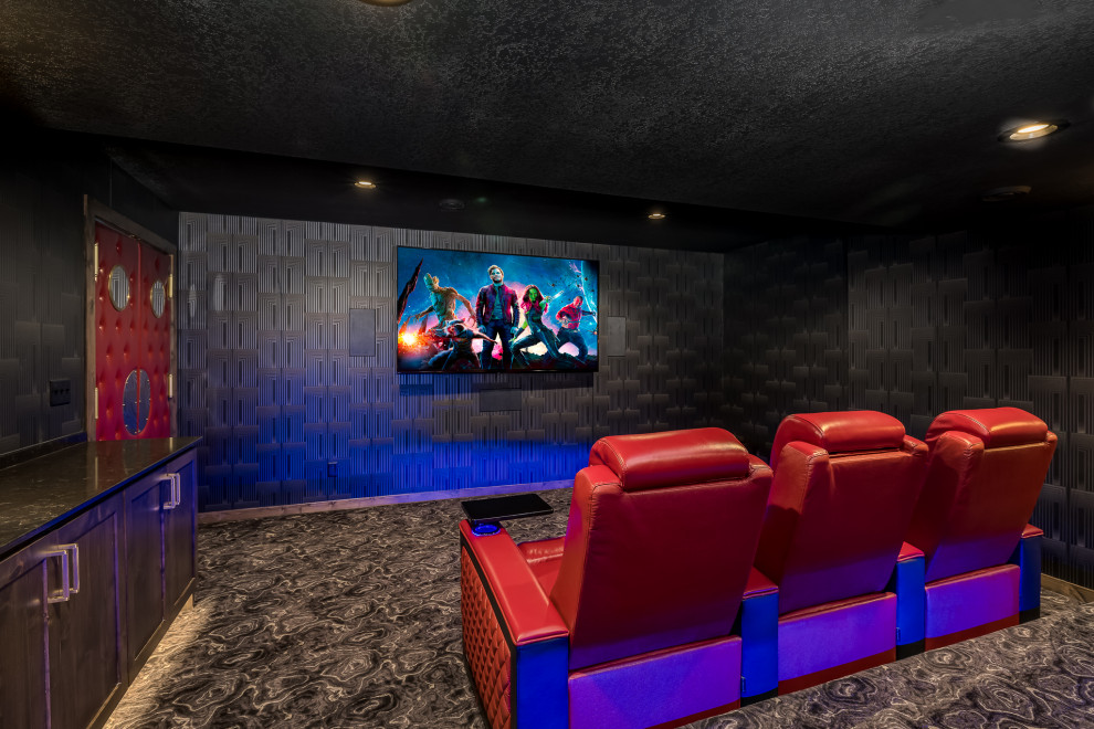 На фото: изолированный домашний кинотеатр среднего размера в стиле неоклассика (современная классика) с черными стенами, ковровым покрытием, телевизором на стене и черным полом