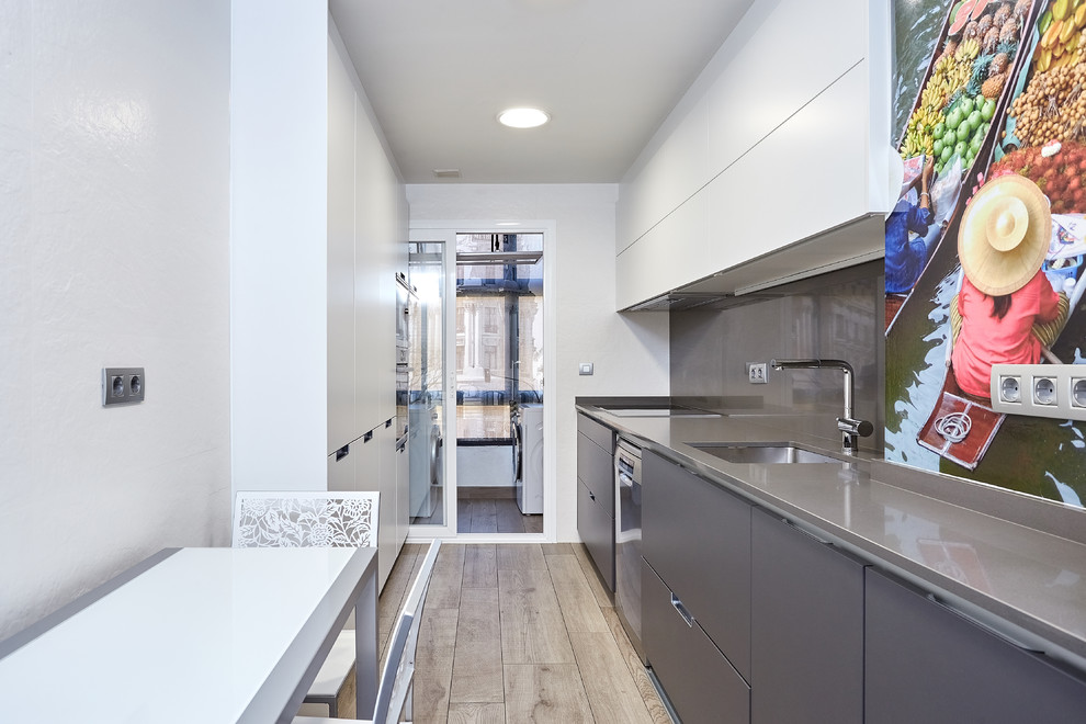 マドリードのおしゃれなキッチンの写真