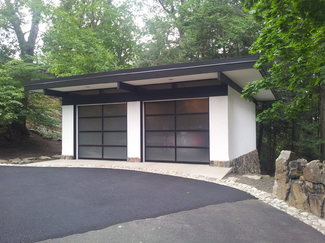 Tuxedo Park Garage contemporary-car-porch