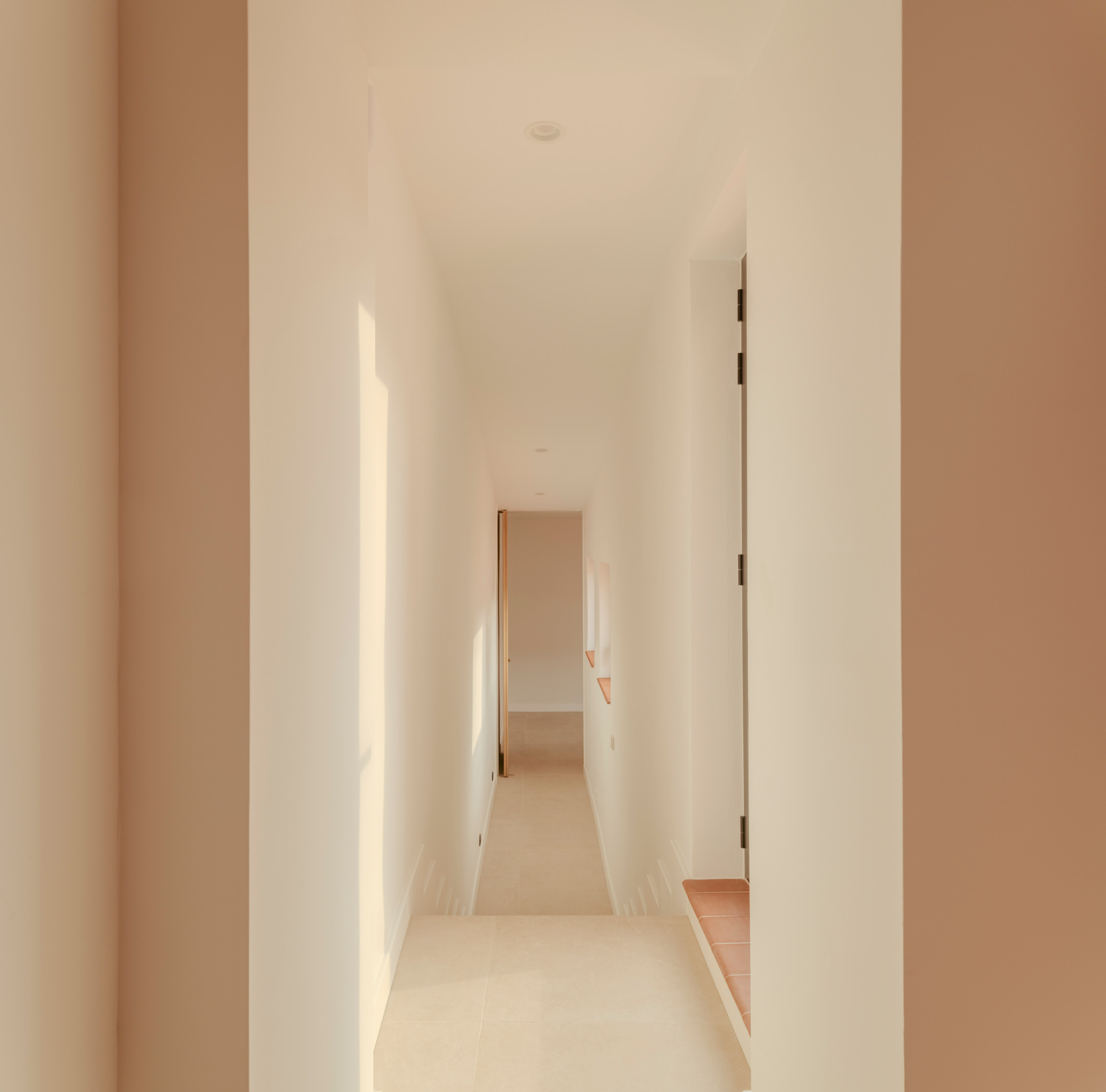 Vista del pasillo desde la cocina hacia una de las habitaciones