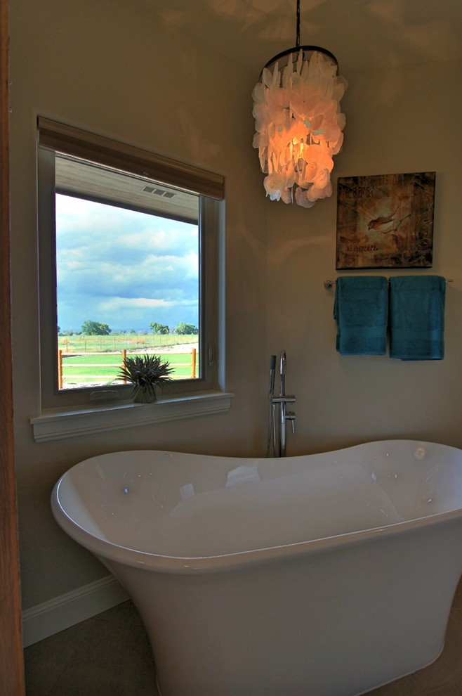 Example of a minimalist bathroom design in Denver