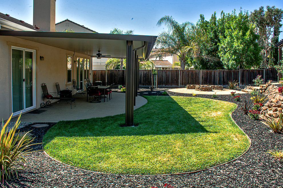 Design ideas for a mid-sized traditional backyard xeriscape in San Francisco with a fire feature and concrete pavers.