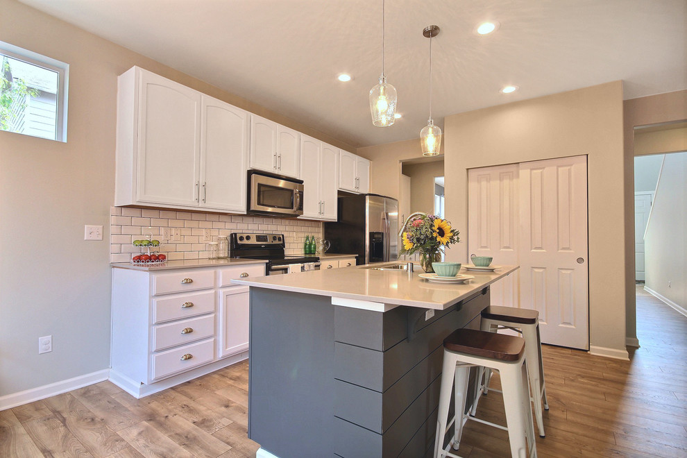 Kitchen - transitional kitchen idea in Seattle