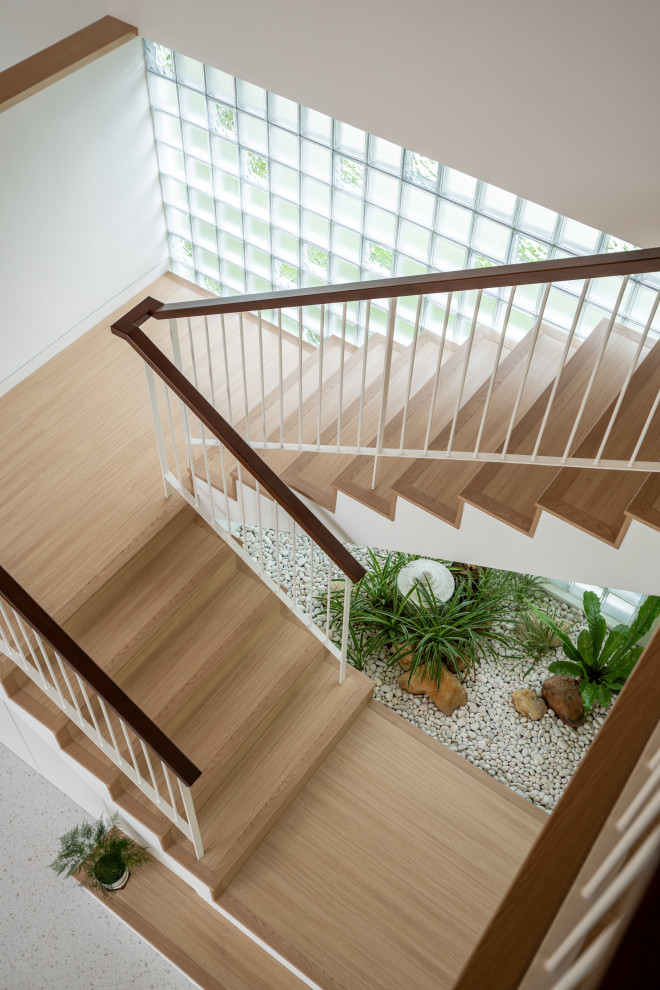 Источник вдохновения для домашнего уюта: п-образная бетонная лестница среднего размера в восточном стиле с деревянными ступенями, деревянными перилами и кирпичными стенами