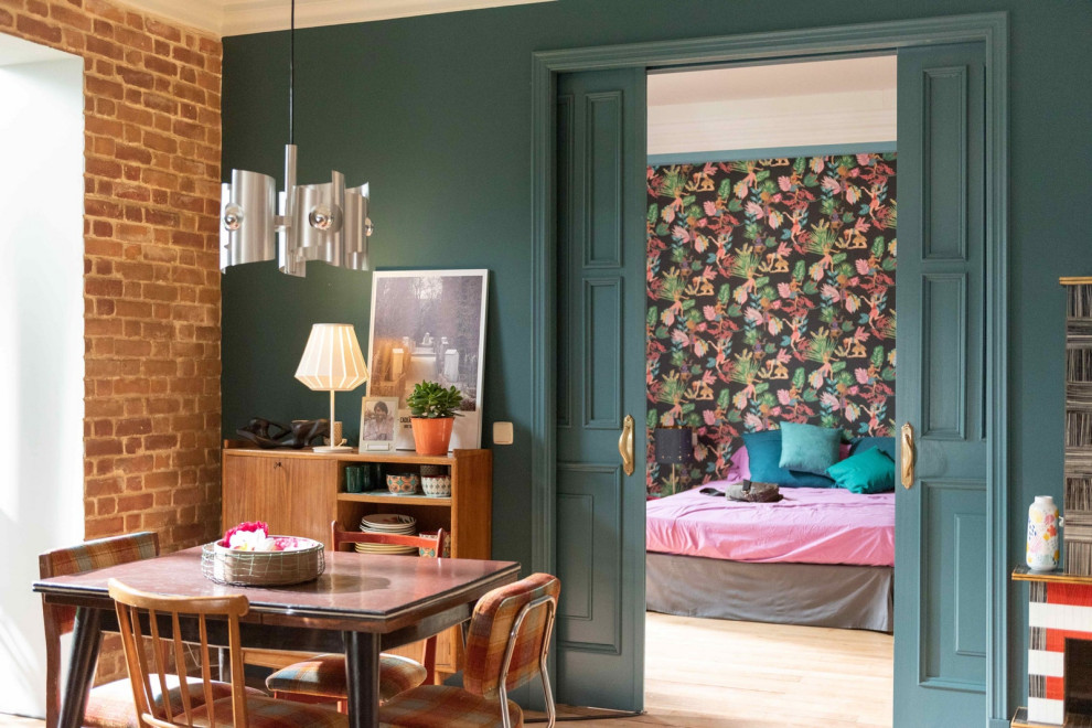 Свежая идея для дизайна: большая гостиная-столовая в стиле фьюжн с зелеными стенами и кирпичными стенами - отличное фото интерьера