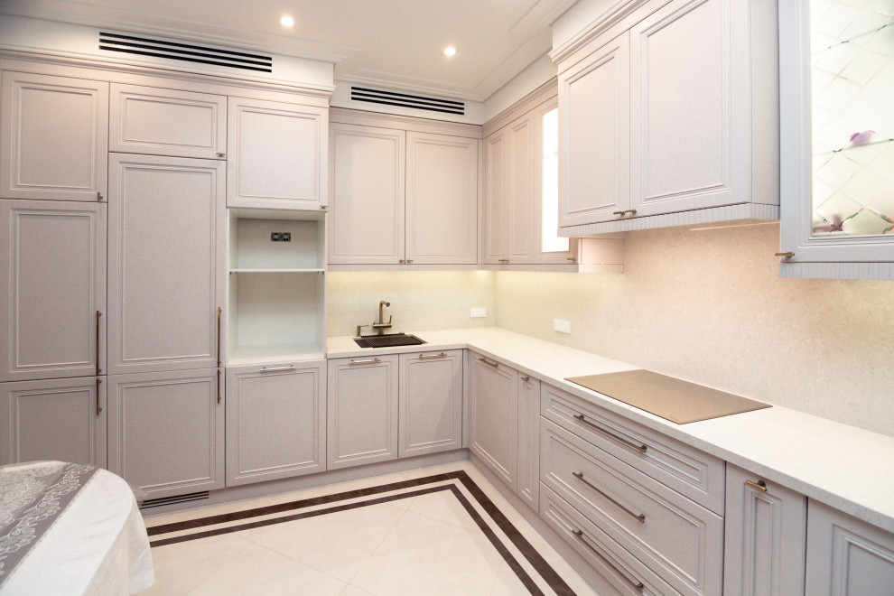 Нежно-серая кухня в неоклассическом стиле