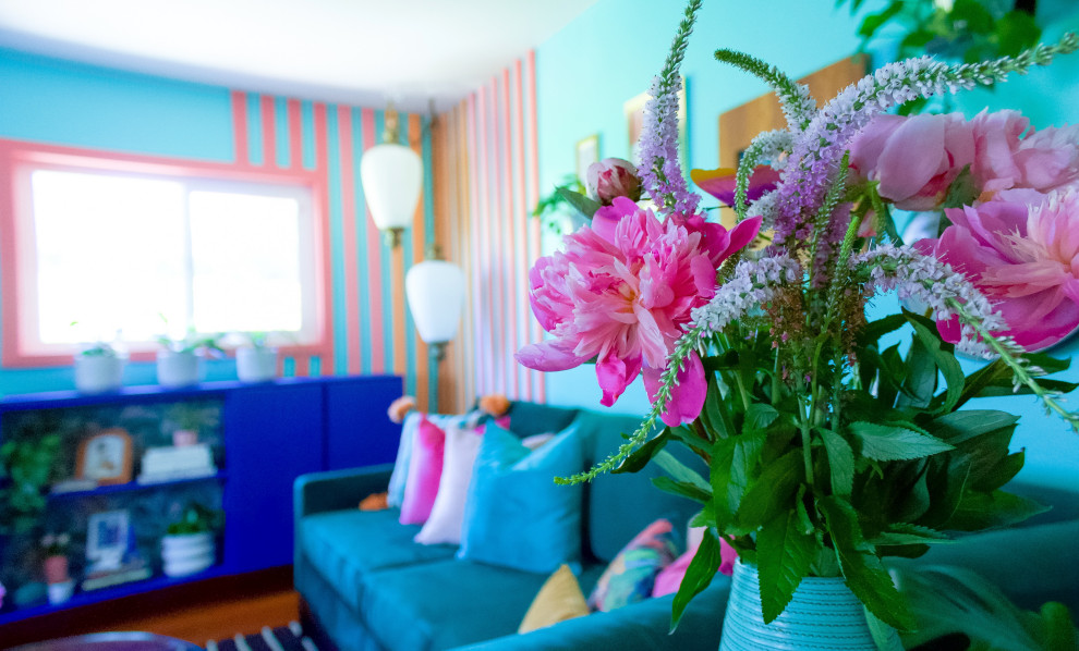 Foto di un soggiorno tropicale di medie dimensioni e chiuso con pareti blu, pavimento in legno massello medio, TV a parete, pannellatura e pavimento rosso