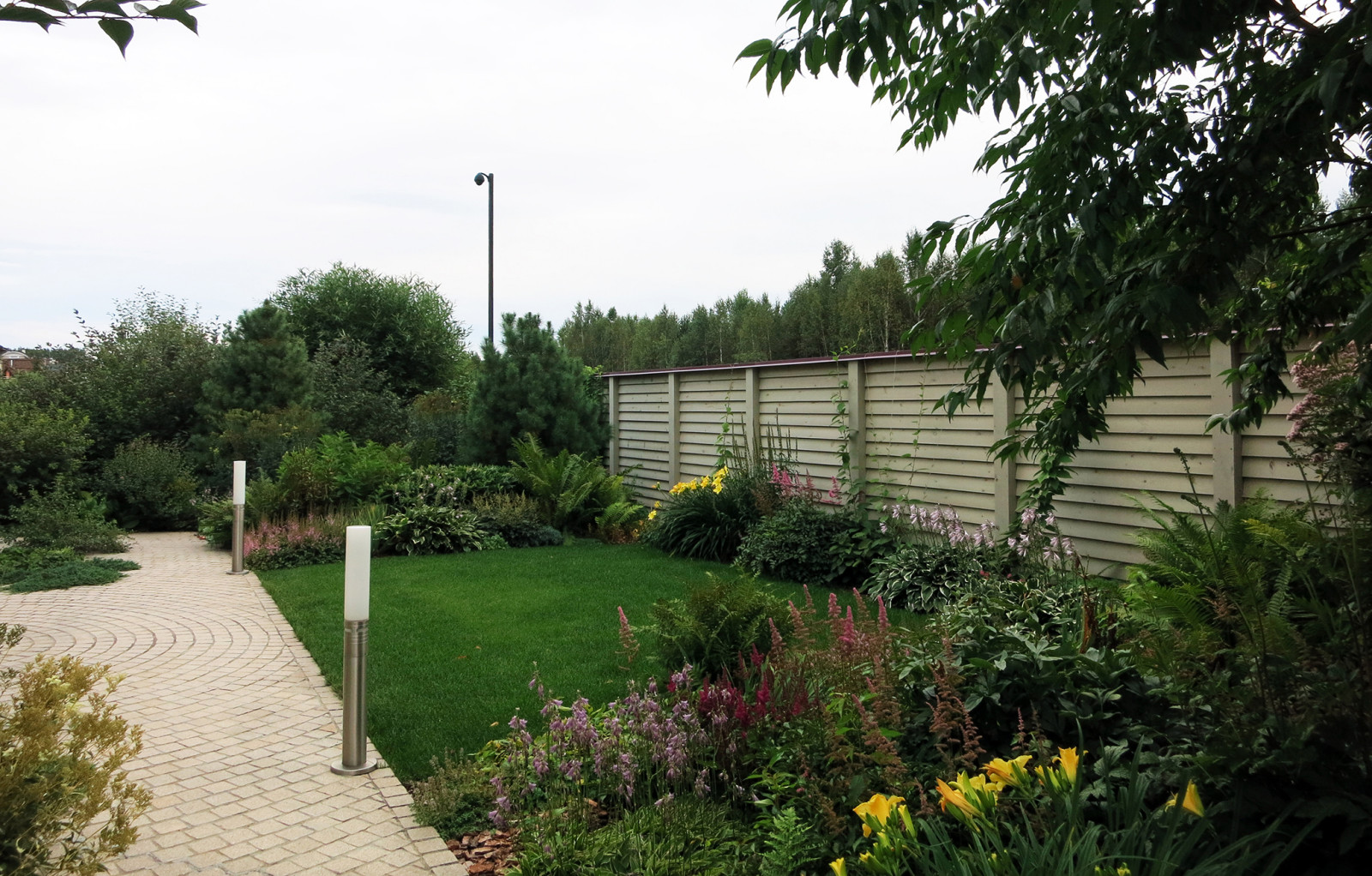 Сад с геометричным водоемом