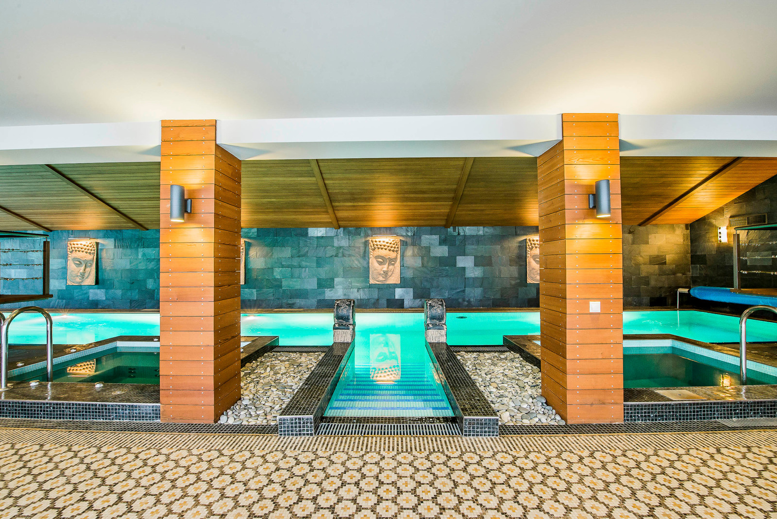 Дом с бассейном в восточном стиле