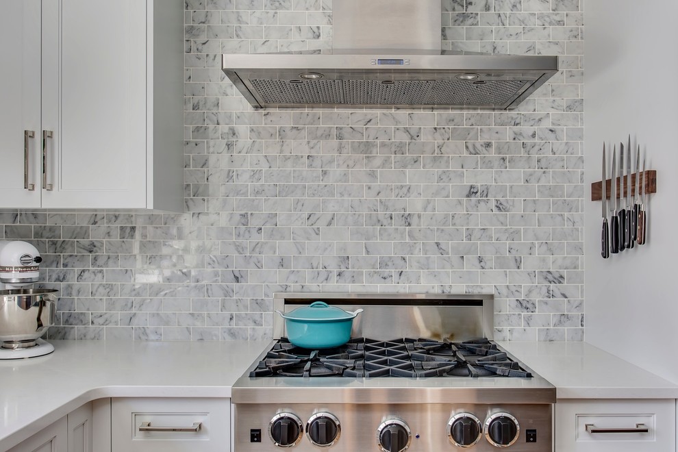 Kitchen - transitional kitchen idea in Calgary