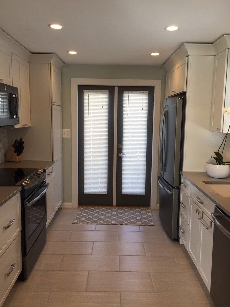 Transitional kitchen photo in Wilmington