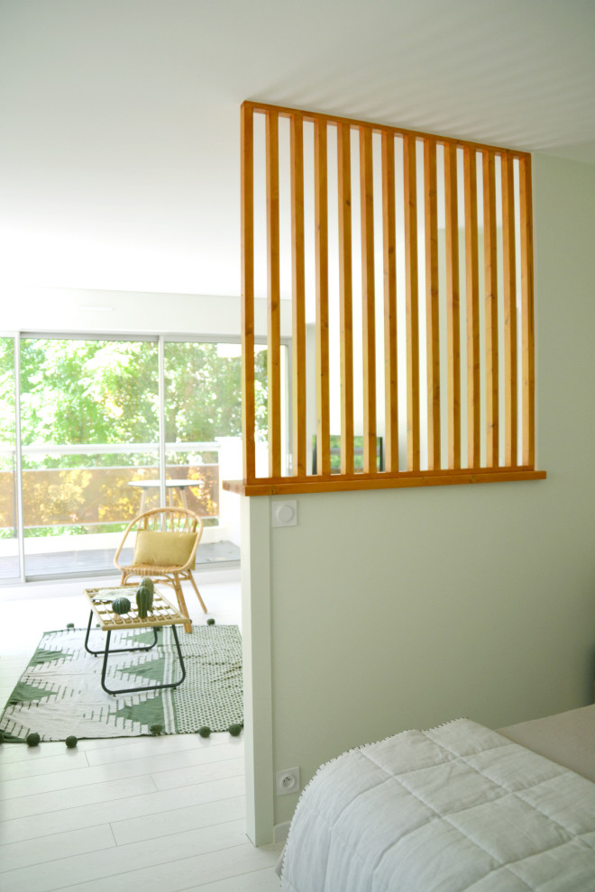 Идея дизайна: маленькая хозяйская спальня в морском стиле с зелеными стенами, светлым паркетным полом, белым полом и обоями на стенах без камина для на участке и в саду