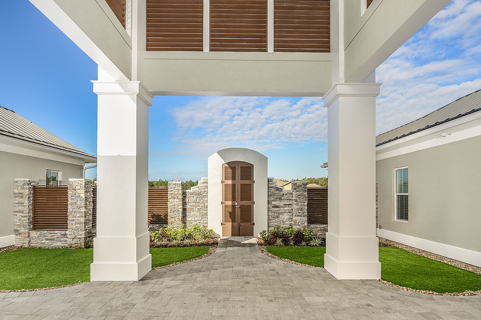 Transitional entryway photo in Tampa