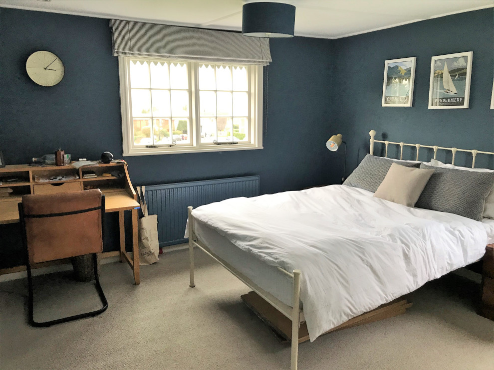 ケントにある中くらいなトラディショナルスタイルのおしゃれな客用寝室 (青い壁、カーペット敷き、ベージュの床) のレイアウト