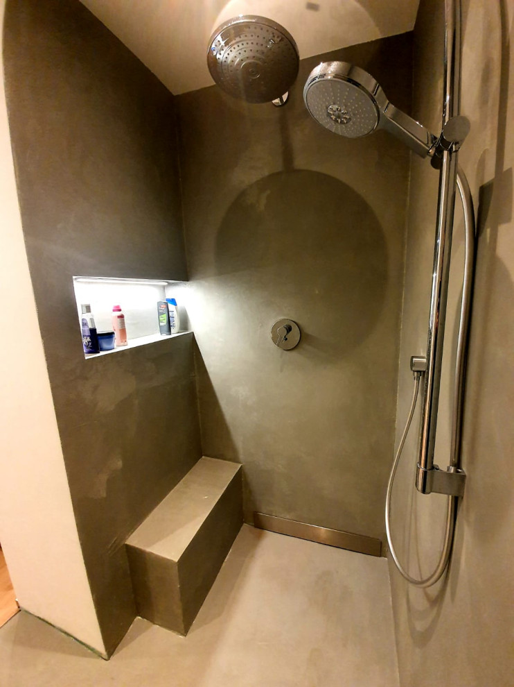 Mittelgroßes Modernes Duschbad mit offenen Schränken, braunen Schränken, freistehender Badewanne, bodengleicher Dusche, Wandtoilette mit Spülkasten, Wandfliesen, beiger Wandfarbe, dunklem Holzboden, Aufsatzwaschbecken, Mineralwerkstoff-Waschtisch, offener Dusche, brauner Waschtischplatte, Doppelwaschbecken, eingebautem Waschtisch, Deckengestaltungen und vertäfelten Wänden in Frankfurt am Main