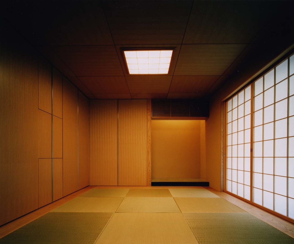 Foto di una camera degli ospiti etnica di medie dimensioni con pareti beige, pavimento in tatami, nessun camino, cornice del camino in intonaco e pavimento beige