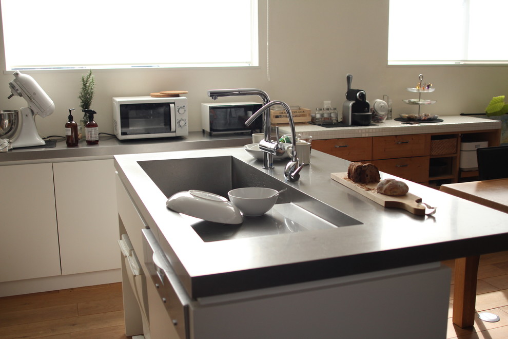 This is an example of a contemporary kitchen in Yokohama.
