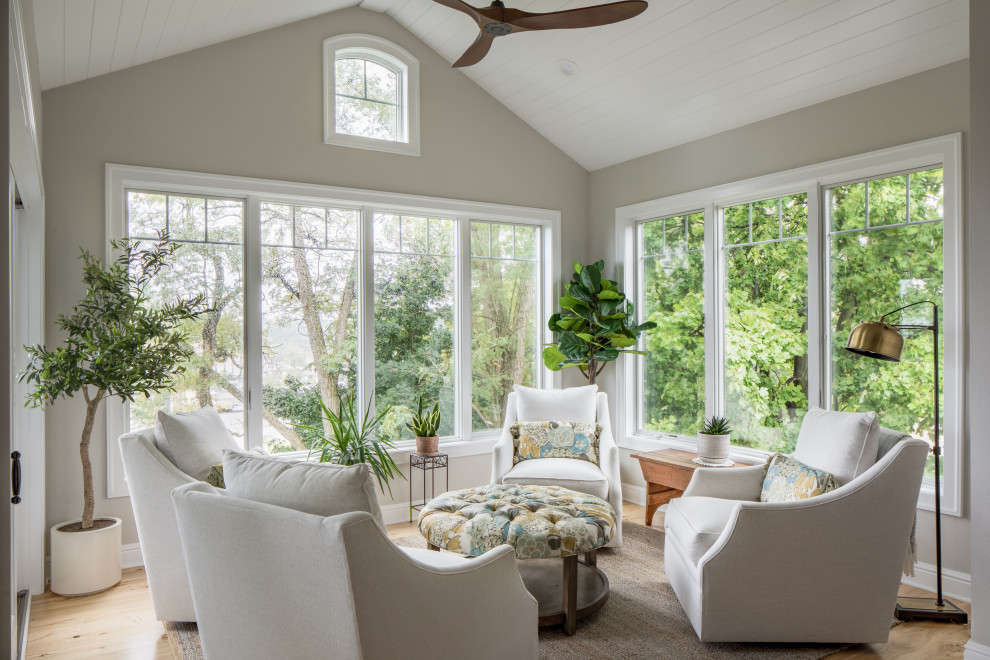 Ispirazione per una veranda tradizionale di medie dimensioni con parquet chiaro e pavimento marrone