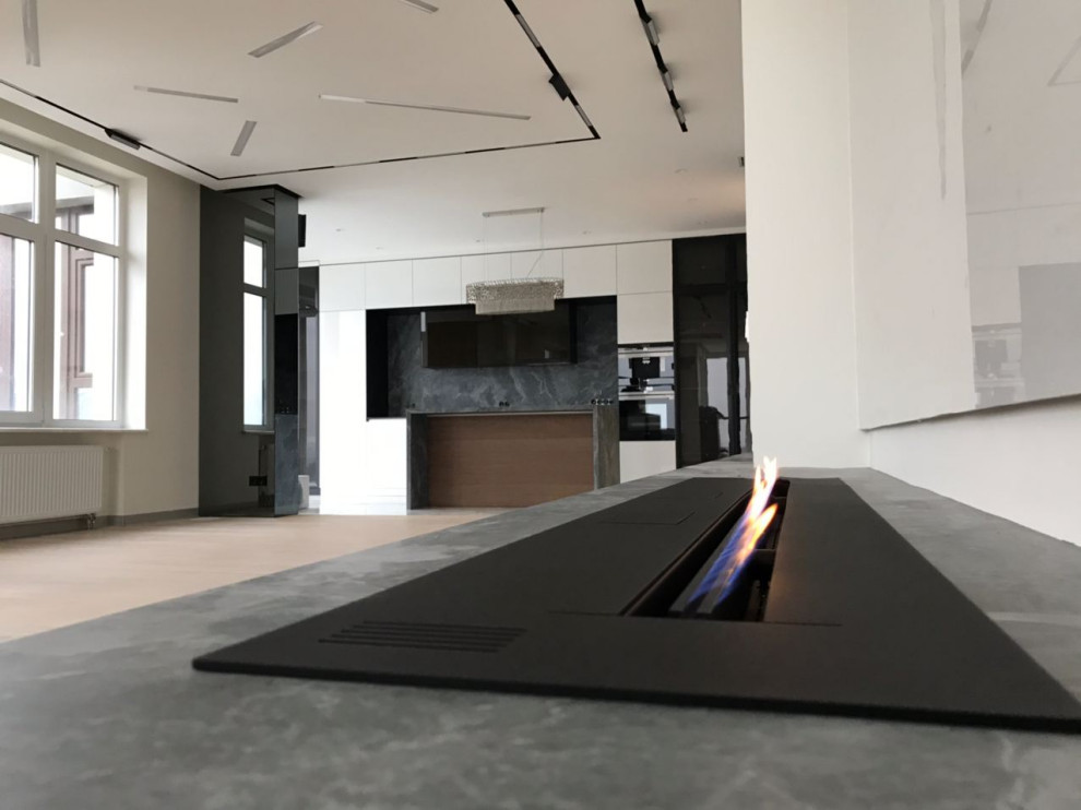 Встроенный биокамин на фоне мраморной стены