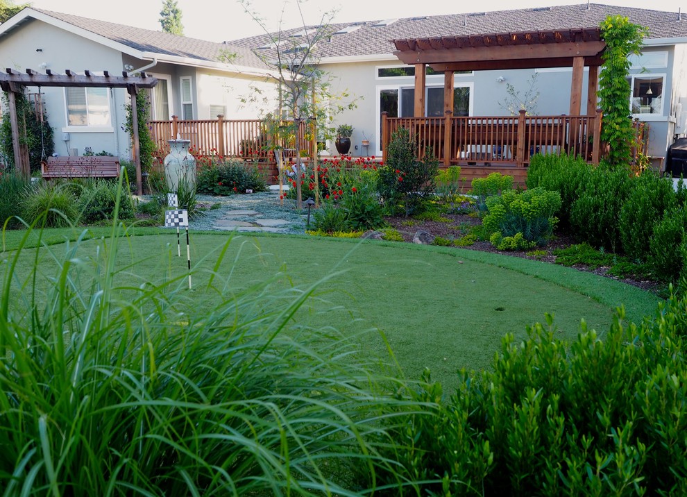Mid-sized contemporary backyard garden in San Francisco with a water feature.