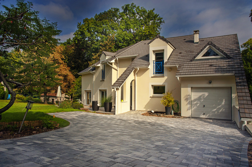 Photo of a contemporary driveway in Nancy.