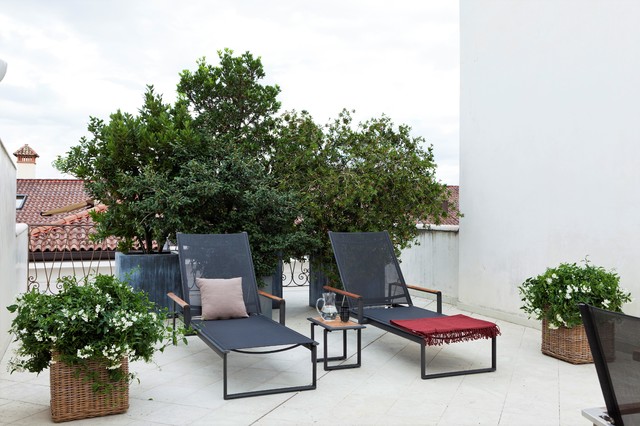 Terrazzo con arredi da esterno neri e fioriere in metallo contemporary-terrace