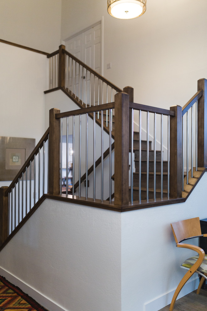 Идея дизайна: п-образная лестница среднего размера в стиле модернизм с крашенными деревянными ступенями, крашенными деревянными подступенками, перилами из смешанных материалов и деревянными стенами