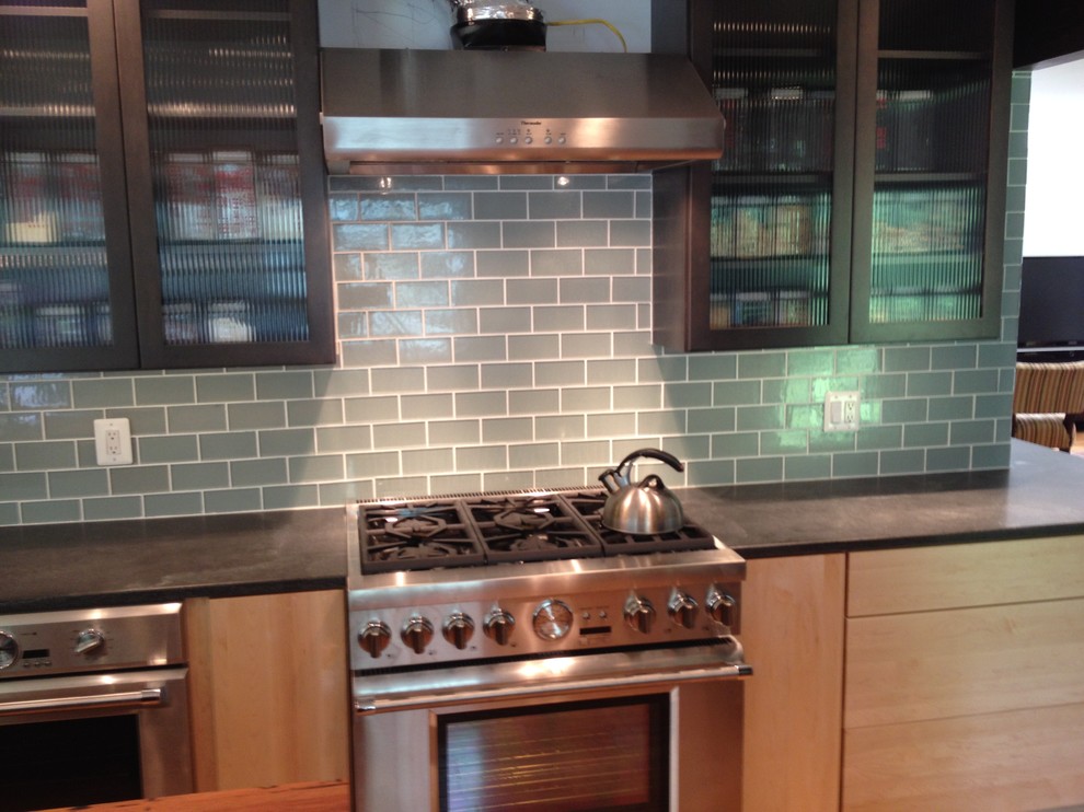 Example of a transitional kitchen design in DC Metro