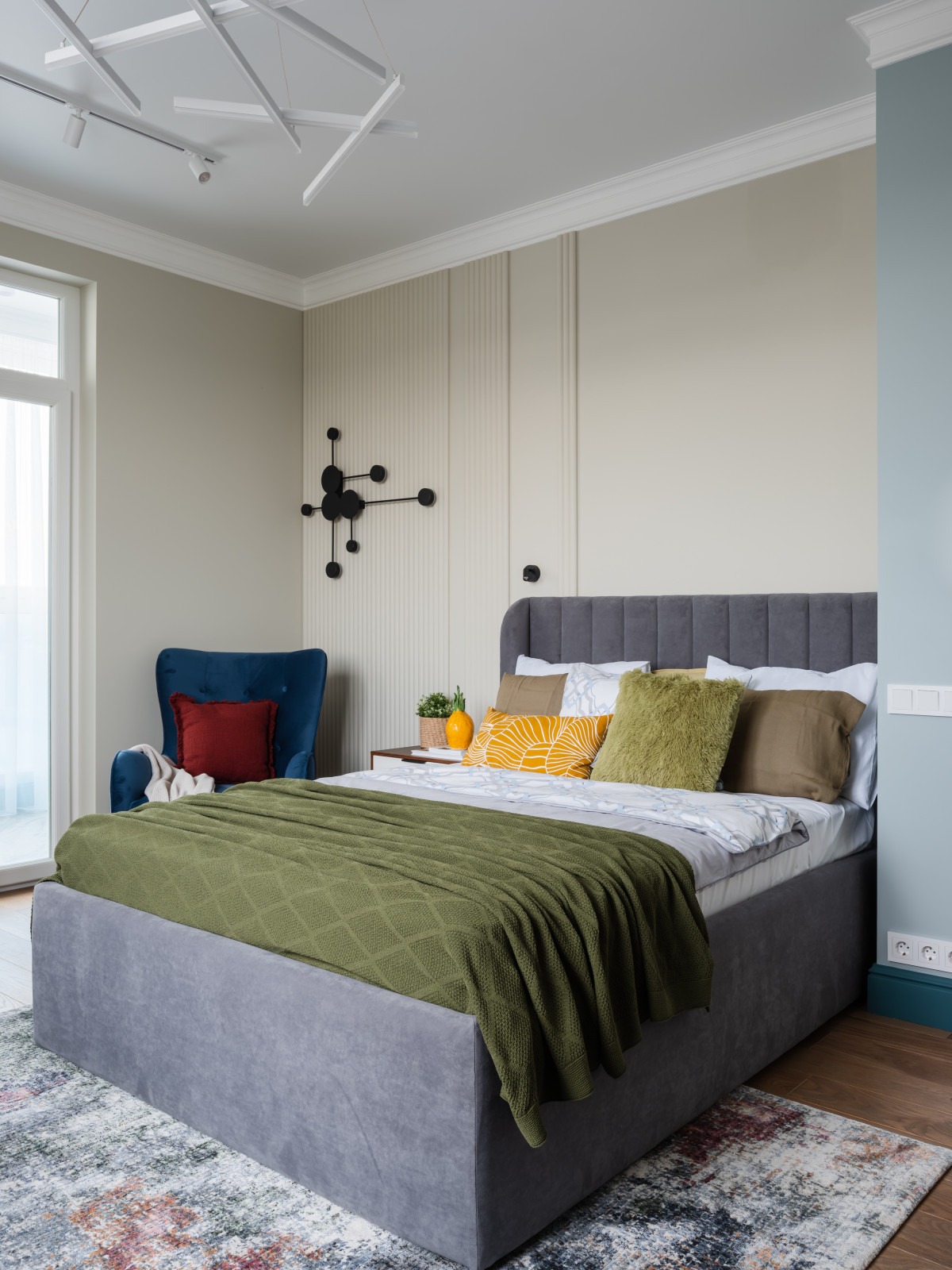 Реализация квартиры в стиле современная классика для семейной пары с ребенком