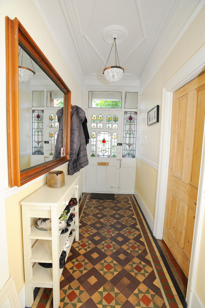 Design ideas for a traditional entryway in London.