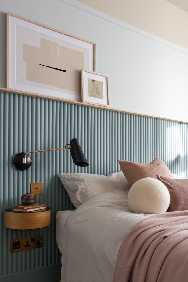 Стильный дизайн: маленькая хозяйская спальня в современном стиле с синими стенами, ковровым покрытием, стандартным камином, фасадом камина из плитки, желтым полом и панелями на части стены для на участке и в саду - последний тренд