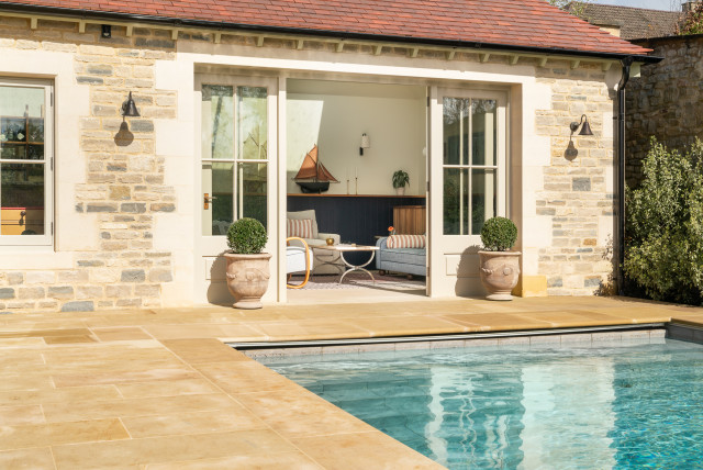 Pool house viewed from outside retro-pool