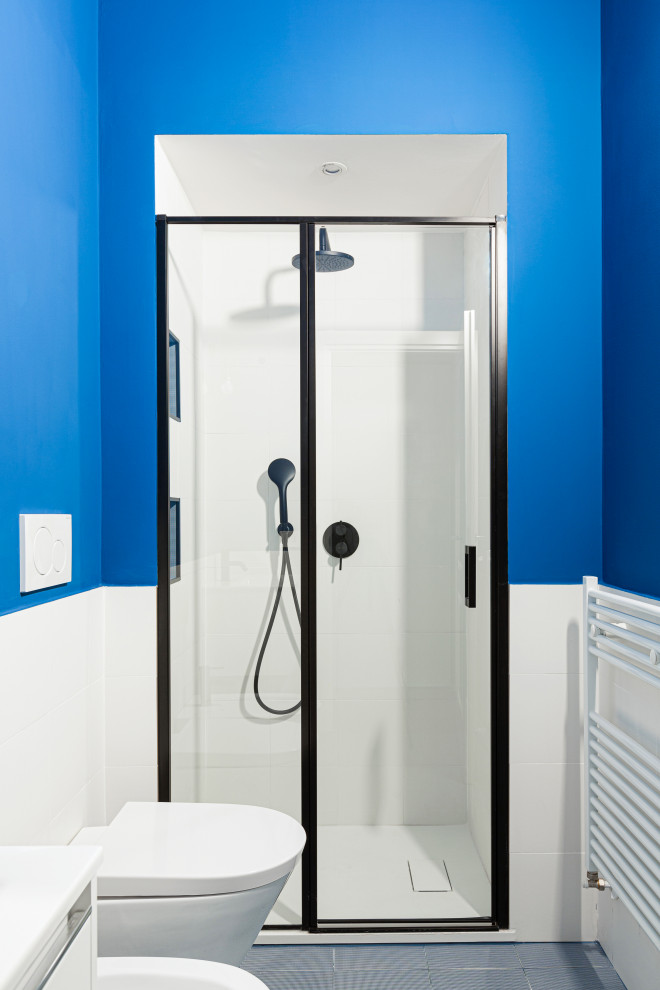 Пример оригинального дизайна: маленькая, узкая и длинная ванная комната в скандинавском стиле с любой отделкой стен, плоскими фасадами, синими фасадами, душем в нише, инсталляцией, синей плиткой, керамической плиткой, синими стенами, полом из керамической плитки, душевой кабиной, монолитной раковиной, столешницей из плитки, синим полом, душем с распашными дверями, белой столешницей, тумбой под одну раковину, подвесной тумбой и балками на потолке для на участке и в саду