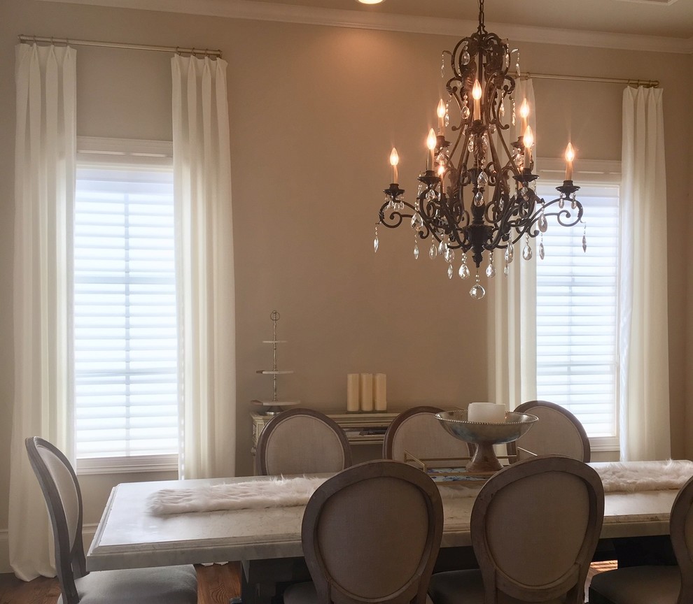 This is an example of a modern dining room in Dallas.