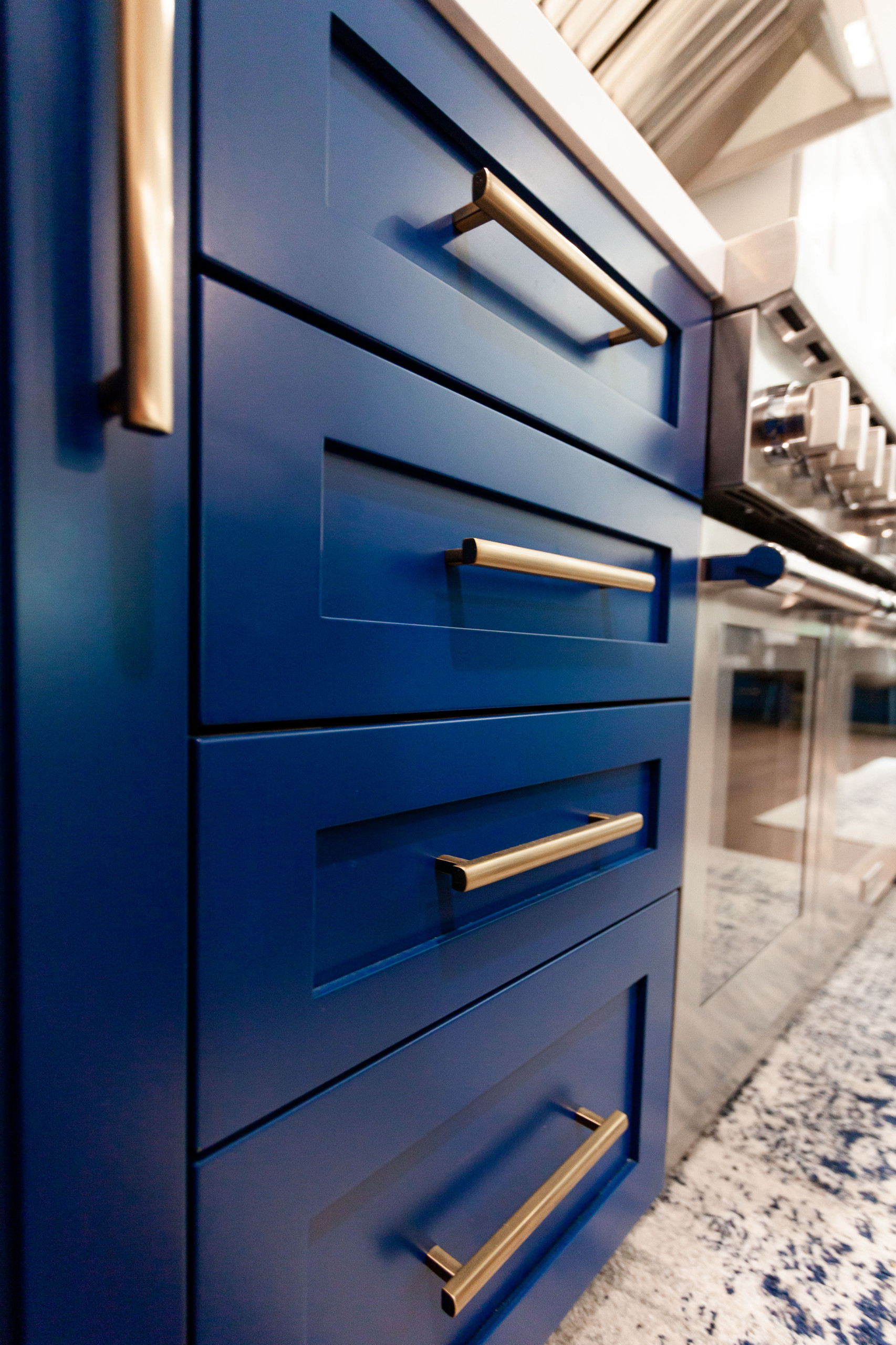 Stunning Kitchen w Blue Island