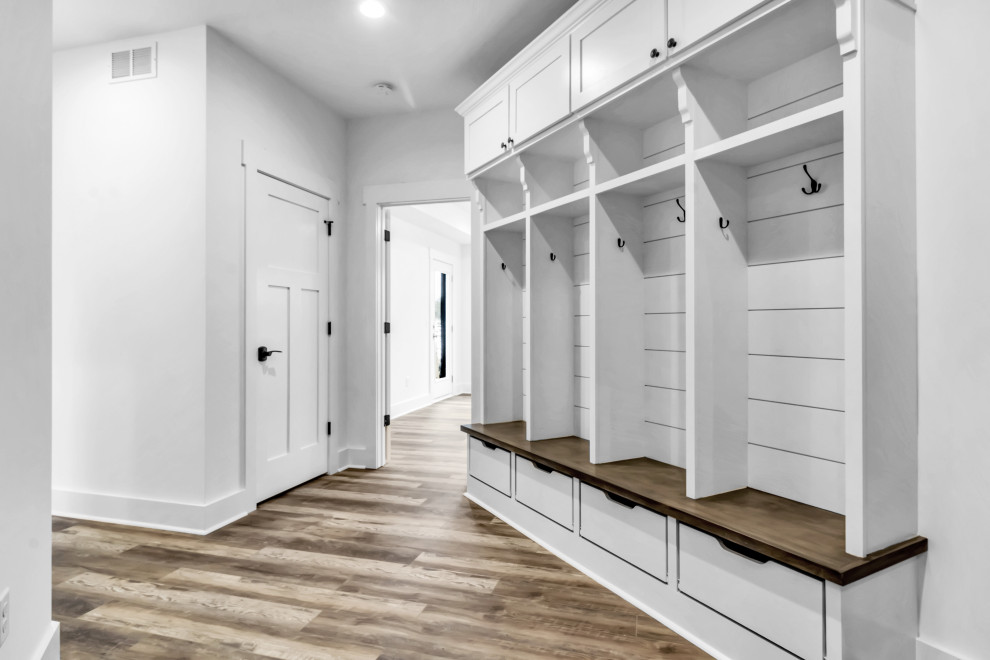 The Farmdale. Modern Farmhouse Ranch Farmhouse New York by