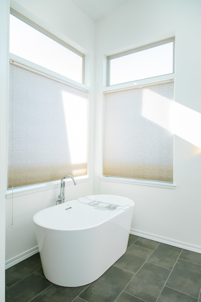 Foto på ett nordiskt en-suite badrum, med ett fristående badkar