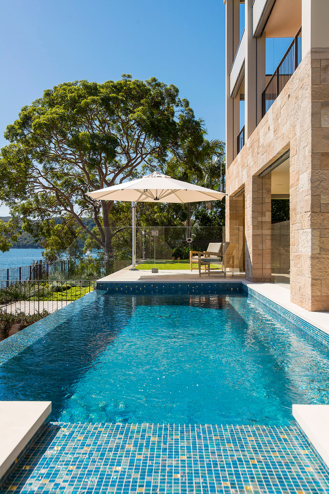 Design ideas for a contemporary custom-shaped infinity pool in Sydney.