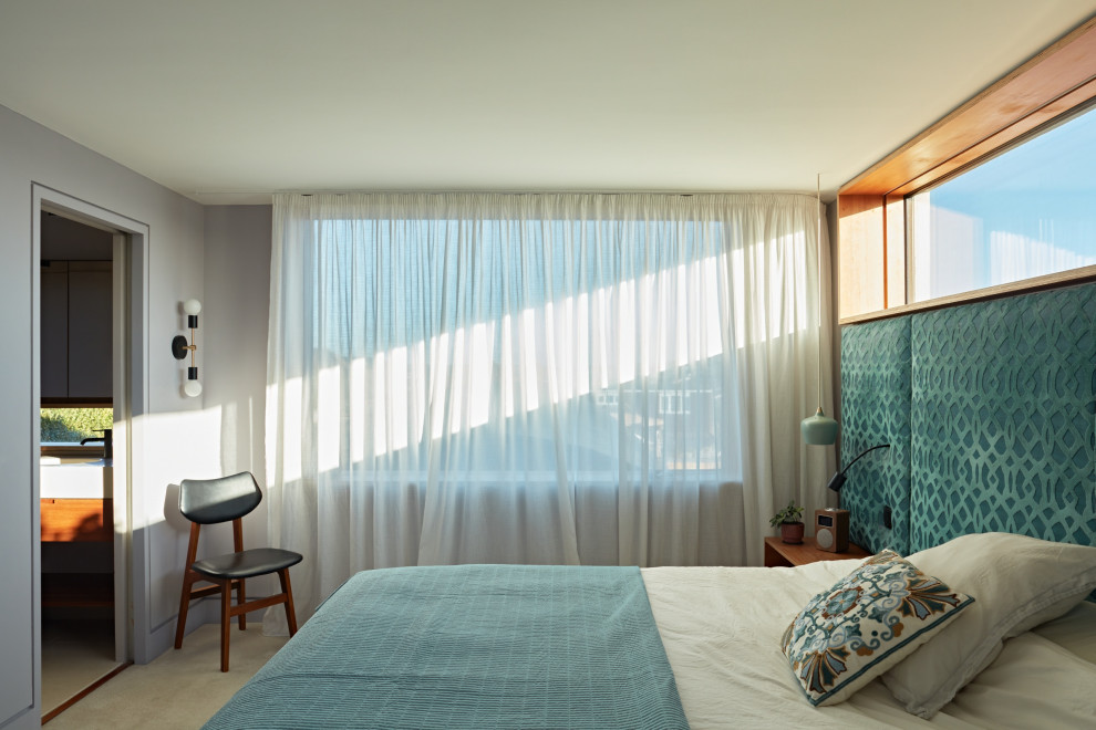 Свежая идея для дизайна: хозяйская спальня среднего размера в стиле ретро с белыми стенами, ковровым покрытием, бежевым полом, панелями на части стены и акцентной стеной - отличное фото интерьера