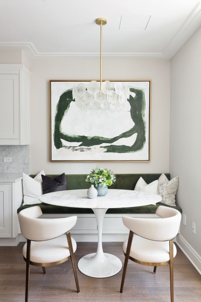 На фото: столовая среднего размера в стиле неоклассика (современная классика) с с кухонным уголком и белыми стенами с