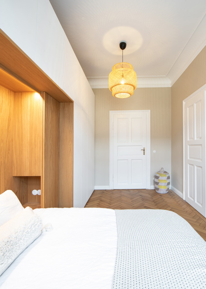 Foto på ett minimalistiskt huvudsovrum, med beige väggar