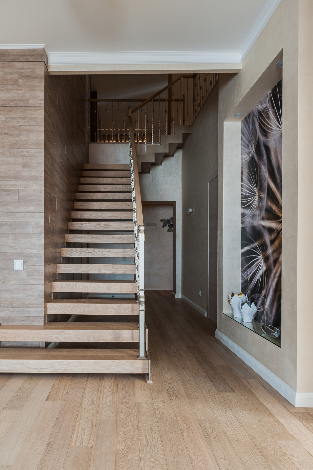 Загородный дом с розовой столовой