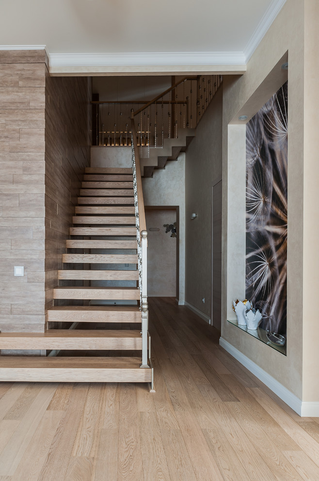 Загородный дом с розовой столовой