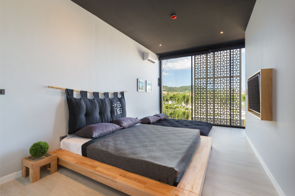 Пример оригинального дизайна: спальня среднего размера на антресоли в восточном стиле с серыми стенами и полом из керамической плитки