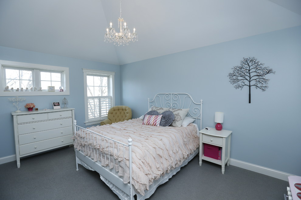 Design ideas for a mid-sized arts and crafts guest bedroom in Cedar Rapids with blue walls and carpet.